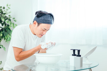 泡洗顔する男性（洗顔料）
