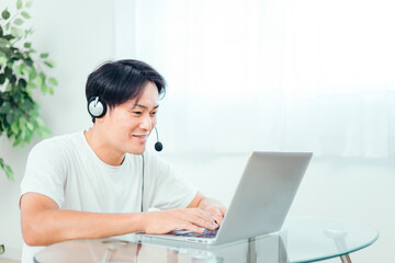 パソコンを使う男性
