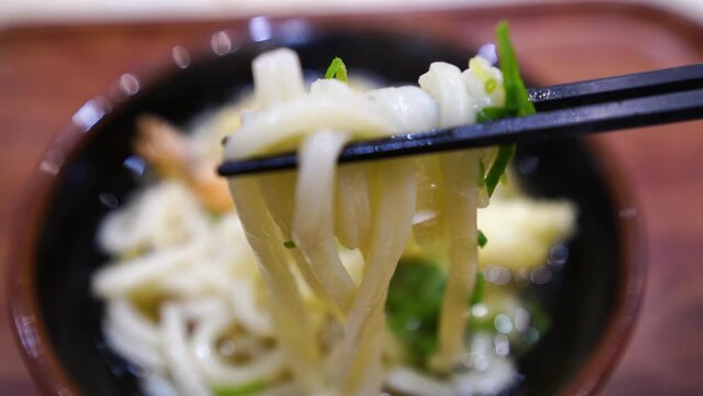 天ぷらうどんを食べる