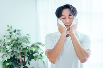 洗顔後タオルドライする男性
