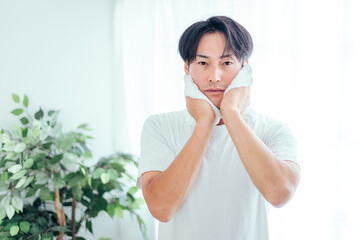 洗顔後タオルドライする男性
