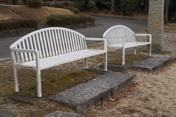 公園の白いベンチ