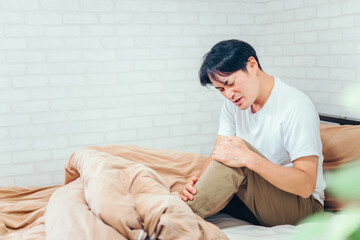 足を痛めた男性
