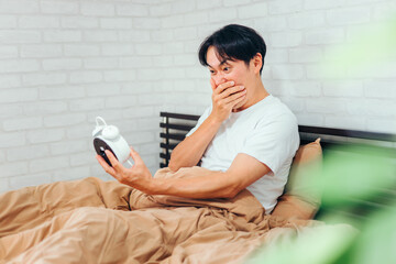 寝坊した男性（驚く・ショック）
