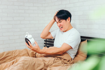 寝坊した男性（驚く・ショック）
