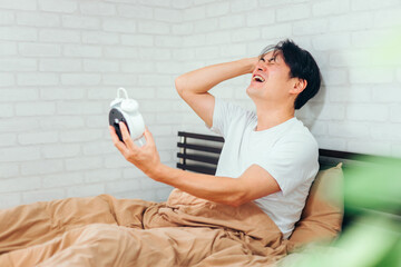 寝坊した男性（驚く・ショック）
