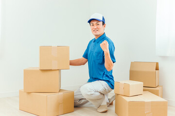 引越し作業をする男性（笑顔）
