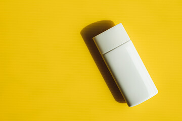 日焼け止め　夏のスキンケア　黄色背景