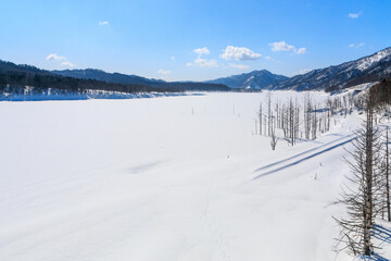 Fototapeta na wymiar 北海道夕張市、全面結氷した冬のシューパロ湖【3月】