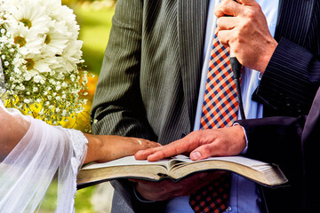 plano cerrado de los novios jurándose amor eteno en una maravillosa boda en primavera