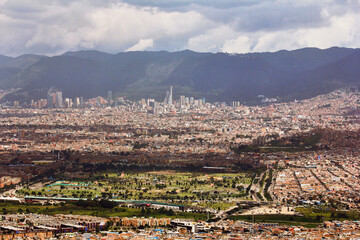 panorámica  aérea completa de la cuidad de Bogotá desde los barrios del centro de la capital...