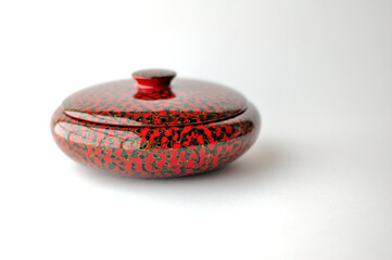 津軽塗のお菓子入れ