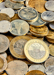 los ahorros de varios días de trabajo de un trabajador colombiano en una mesa llena de monedas