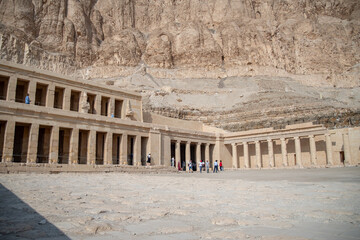Obraz premium Queen Hatshepsut mortuary temple and the red cliffs of the western bank of the Nile river.