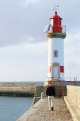 Seul au pied d'un phare