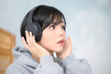 ヘッドフォンで音楽を聴く女性　横顔