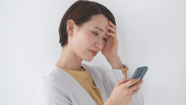 スマートフォン・悩む女性