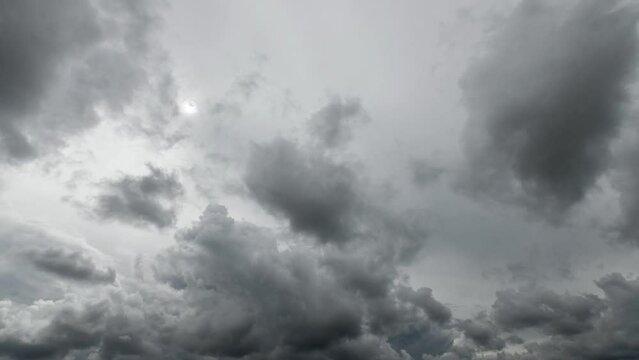 Grauer Himmel mit wilden Wolkenfetzen und drohendem Regen