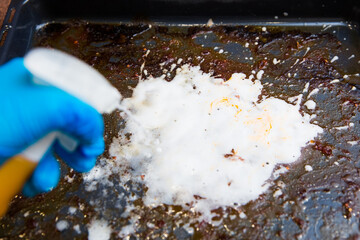 Spray with cleaning agent for dirty dishes
