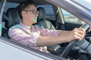 笑顔で運転する男性