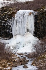 Kleiner eingefrorender Wasserfall nahe dem Hvalfjörður