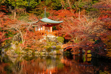 京都市にある、醍醐寺の弁天堂周辺の紅葉