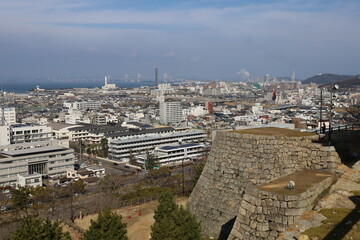 丸亀城頂上からの眺めと、遠めに見える瀬戸大橋