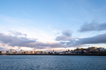 Blick über das Hafenbecken auf die Stadt Hafnarfjörður