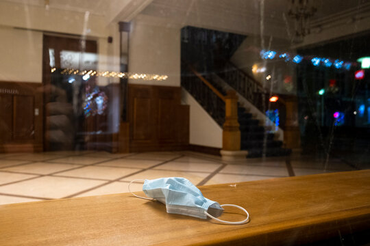 Vergessene Maske liegt in einem leerstehenden Geschäft in der Innenstadt von Reykjavik