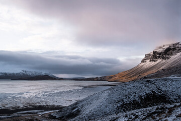 Greenhilð mit dem Fluss Laxa í Kjós nahe Mosfellsbær im Westen Islands