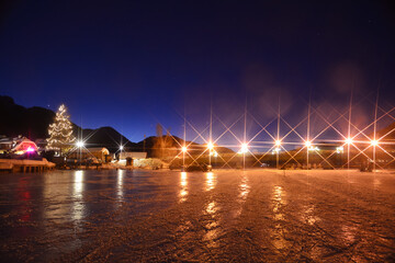 Weihnachtliche Weissensee Br&uuml;cke bei Nacht