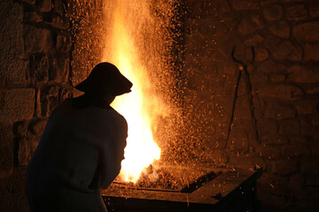 forja medieval ferrería antigua trabajador de hierro forjando hierro caliente en la fragua ferrón país vasco legazpi 4M0A0947-as22