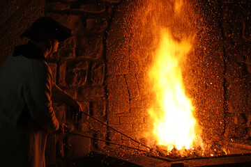 forja medieval antigua trabajador de hierro forjando hierro caliente en la fragua ferrón país vasco legazpi 4M0A1038-as22