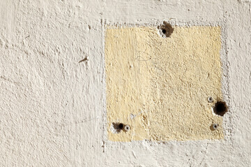 pared blanca con mancha amarilla de obra casa de pueblo encalada con textura rugosa gotelé...