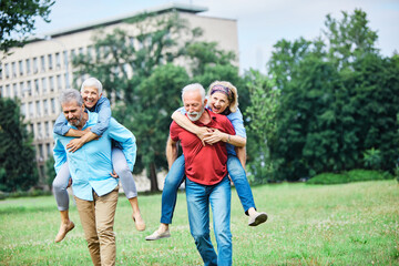 Obraz premium senior people couple happy elderly love together retirement man woman mature piggyback fun