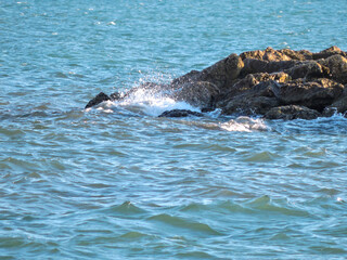 Obraz premium Olas y rocas