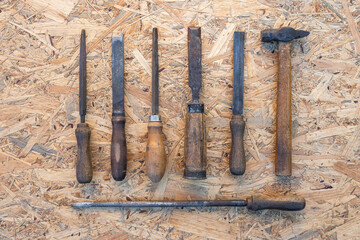 Заголовок: woodworking tools. chisels on a wooden background. chisels with wooden handles. vintage instrument. home workshop. carpentry tools.