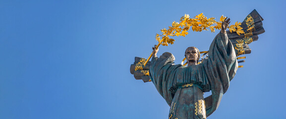 Denkmal der Unabhängigkeit der Ukraine vor blauem Himmel. Das Denkmal befindet sich im Zentrum von Kiew auf dem Unabhängigkeitsplatz. Barock und Empire.