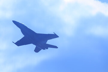 Fototapeta na wymiar 離陸する戦闘機のシルエット