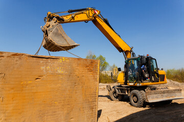 Installation of metal supports to protect the walls of the trench.