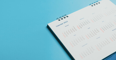 Obraz premium Close top view on white calendar 2022 month schedule Work planning and life concept.