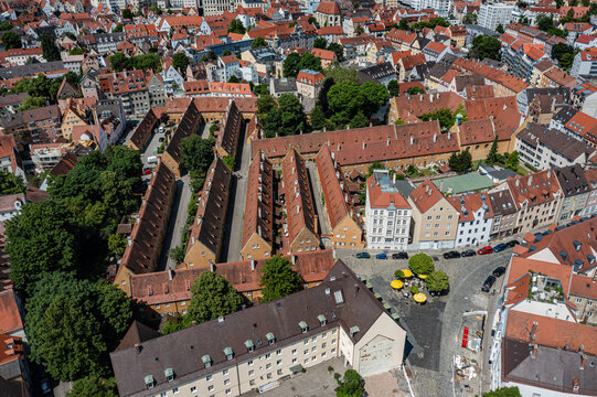 Luftbild der Fuggerei in Augsburg im Sommer 2021