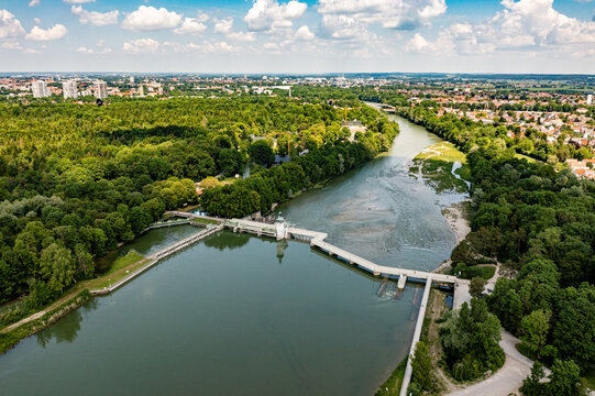 Luftaufnahme der Lechstaustufe Hochabla&szlig; am Kuhsee in Augsburg im Sommer
