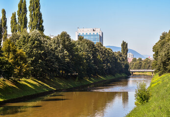 Fototapeta premium Sarajevo Wilson's Promenade and a view of the Miljacka River