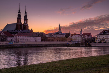 miasto Opole nad rzeką Odrą jako pejzaż miejski z wieżami kościoła - obrazy, fototapety, plakaty