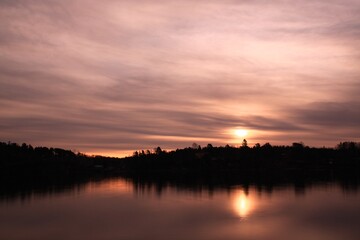 Fototapeta na wymiar reflection of the rising sun in the water - Lysaker