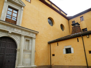 biulding in leon