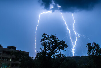 Gewitter-Blitze zucken vom blauen Nachthimmel