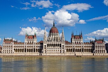 Fototapeta na wymiar Parlement budapest