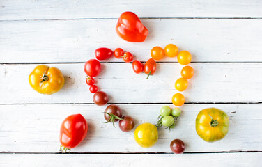 Fototapeta na wymiar Tomaten bunt Herz Herzform Symbol 